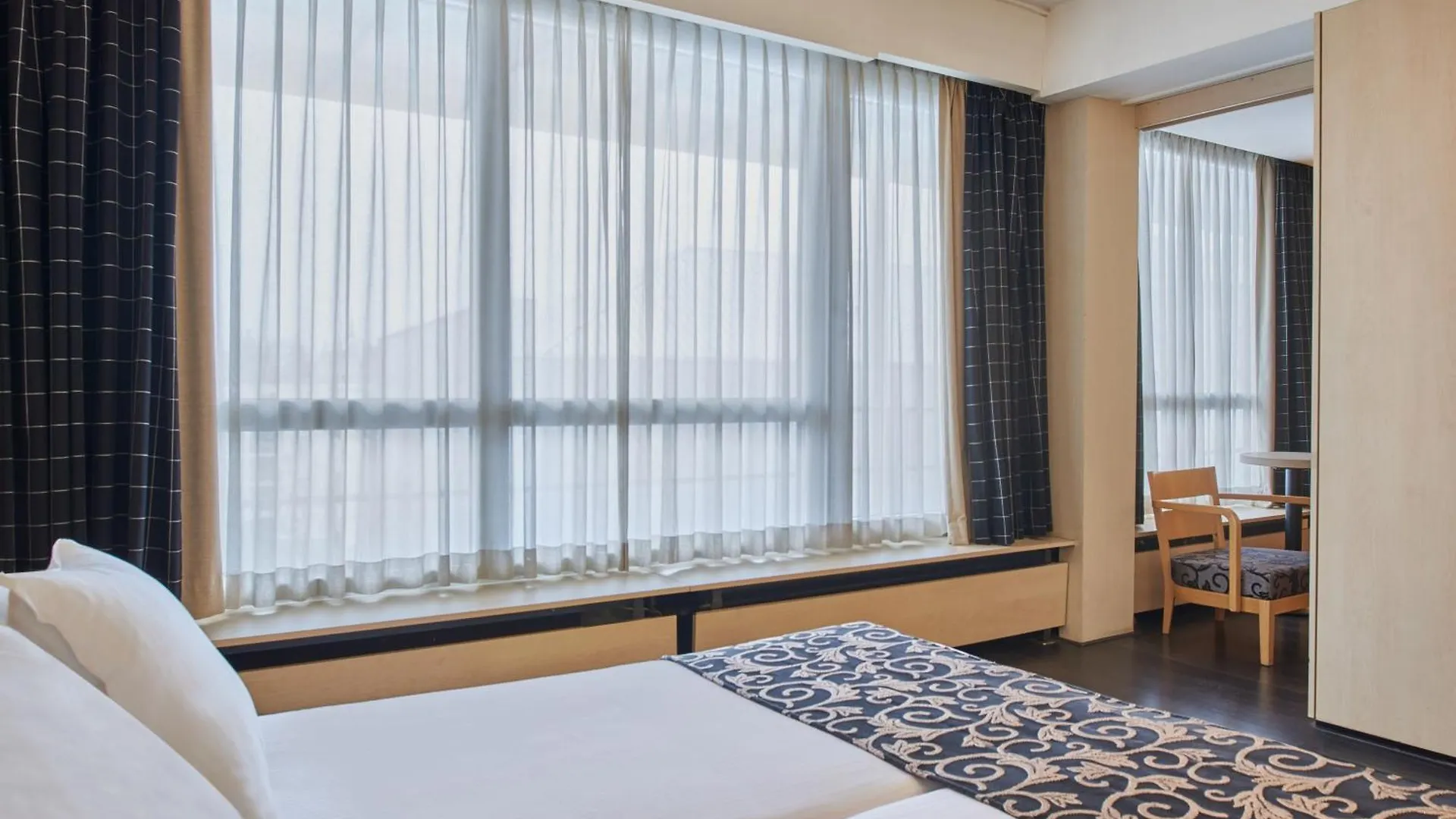 Theater Hotel Anversa 4*,  Belgio