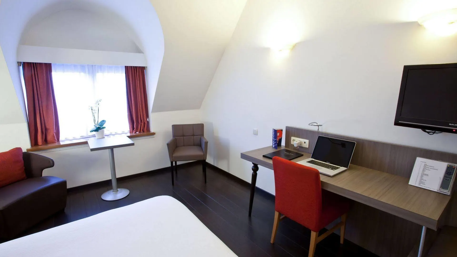 Theater Hotel Antwerp 4*,